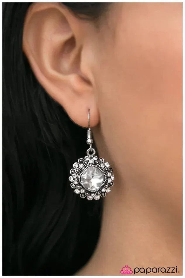 Earrings Paparazzi Jewelry Paparazzi Earring Victory Garden White