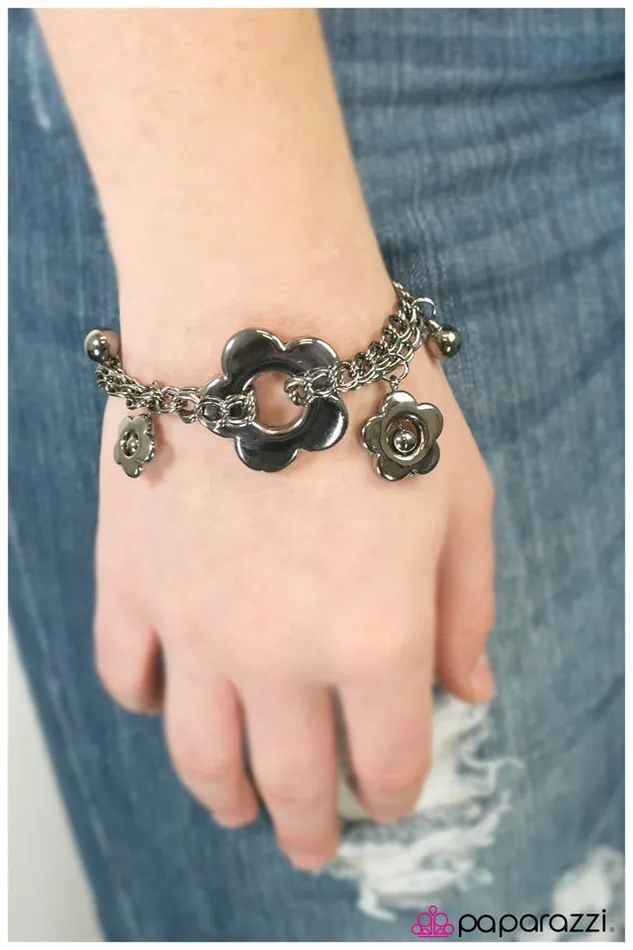 Paparazzi Bracelet Dance of the Daisies Black Paparazzi Jewelry Bracelets