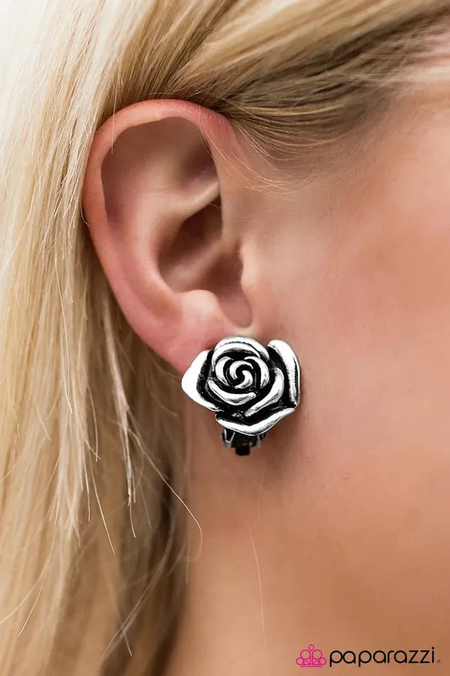 Paparazzi Jewelry Earrings Paparazzi Earring Born BLOOMantic Silver