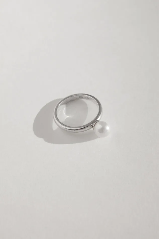 collectionno2 OFF WHITE PEARL STERLING SILVER VINTAGE RING Rings