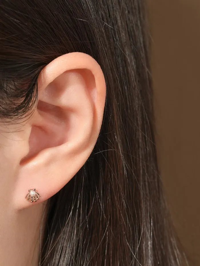Earrings MinimalBijoux 14K Gold Pearl Clam Cartilage Earring 20G